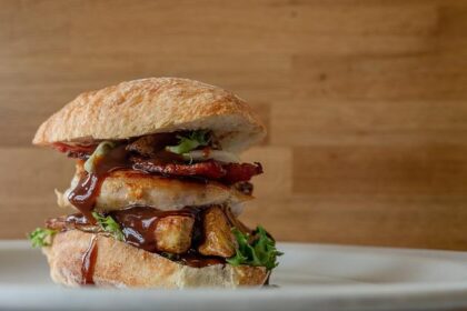 FiDi’s Chic New Restaurant Has Cheese-Bubbling Burgers, Matcha Affogato, and Vibes for Days – Eater SF