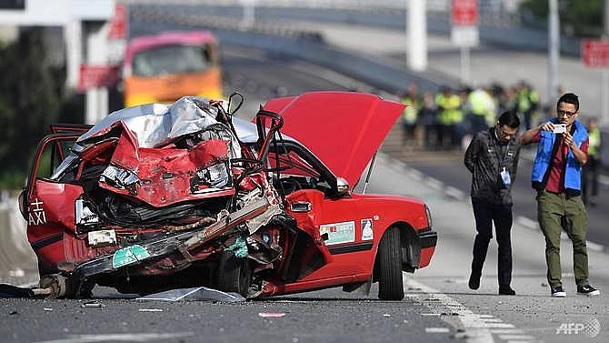 Crash flips taxi on its roof in San Francisco