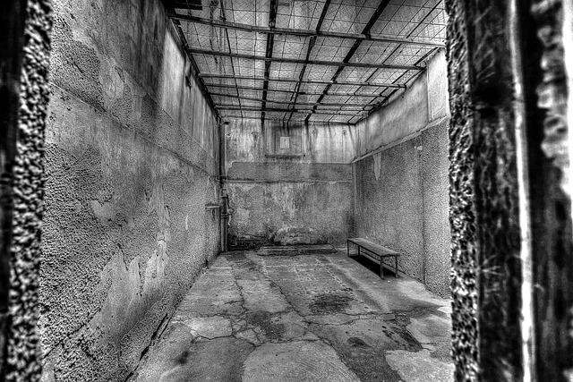 Is 00 for a Prison Cell the New Trend? Shocking San Francisco Apartment Ignites Viral Debate!