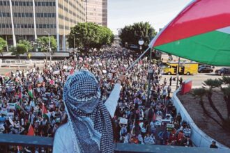 Keffiyeh-clad anti-ICE protester threatens to stab agent, harm family in San Francisco mob attack – Fox News