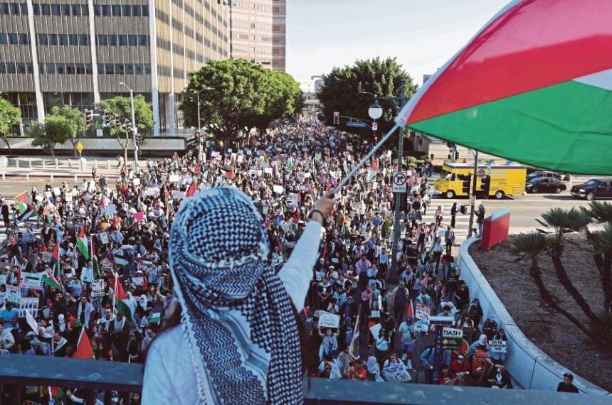 Keffiyeh-clad anti-ICE protester threatens to stab agent, harm family in San Francisco mob attack – Fox News