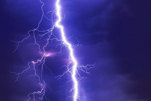 Experience the Thrill: Stunning Lightning Strikes Light Up the Bay Area!