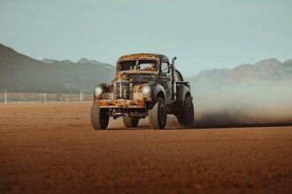 USPS Truck Crashes into Building in San Francisco’s Sunset District!